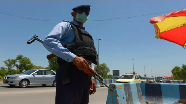 پاکستان کے دارالحکومت اسلام آباد میں سنیچر کو علی الصبح دو دھماکوں کے بعد سکیورٹی سخت کر دی گئی ہے۔