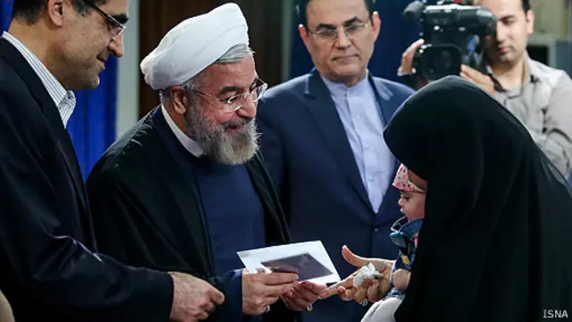 آقای روحانی پدرخواندگی دو کودک شیرخوارگاه آمنه را بر عهده گرفت. 