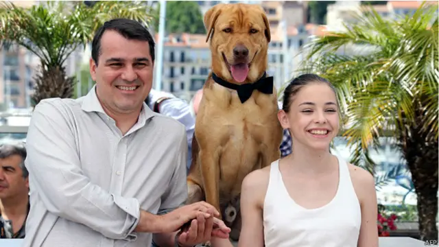 المخرج الهنغاري كورنيل موندريتسو، والممثلة جوفيا بشوتا مع الكلب (بادي) في كان