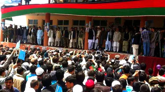 عبدالله: سرنوشت از راه تفنگ رقم نمی‎خورد. از راه رای تعیین می‌شود. به تیمی رای بدهید که از خود تان است