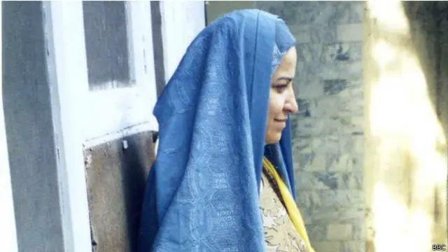 ماضی میں سعیدہ سمیت خواتین کو برقع پہننا پڑتا تھا اور گھروں سے باہر عورتوں کے چہرے دکھائی دینا ناممکن تھا تاہم اب ان برقعوں کی جگہ سکارف اور چادروں نے لے لی ہے