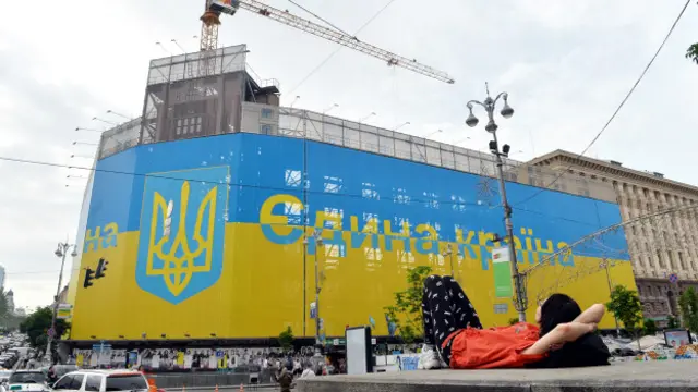 کارزار انتخاباتی جاری به اندازه رویدادهای پیش از آن، از جمله انضمام شبه‌جزیره کریمه (بخشی از خاک اوکراین) به روسیه، پرماجراست