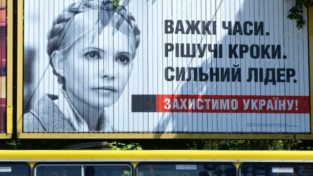 تیموشنکو که پیش از این دو بار نخست وزیر بوده تهدید کرده که "ستون فقرات الیگارشی حاکم" را خواهد شکست، ادعایی که بسیاری باور ندارند