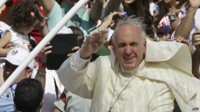پاپ فرانسیس اصرار کرده که در سفرش از ماشین رو باز استفاده کند