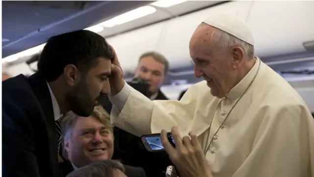 البابا يبارك الصحفي الفلسطيني عماد فريج على متن الطائرة التي اقتله الى الاردن.