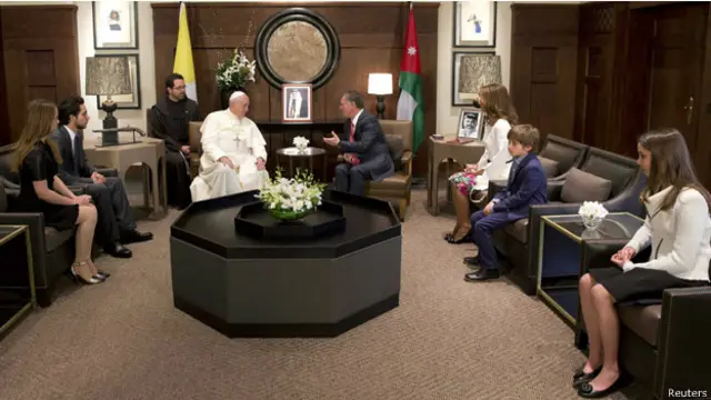 اجتمع العاهل الاردني بالبابا بحضور افراد اسرته.