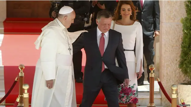 استقبل الملك الاردني عبدالله الثاني والملكة رانيا البابا فرنسيس.