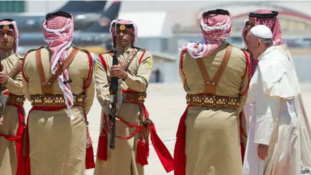 جرى للبابا فرنسيس استقبال رسمي في مطار العاصمة الاردنية.
