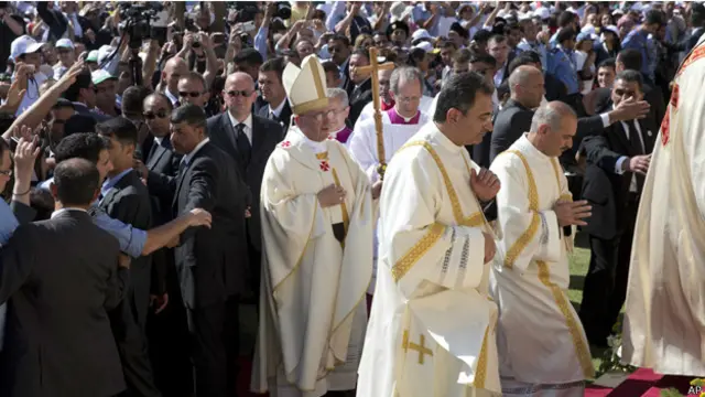 البابا يصل الى ستاد عمان.