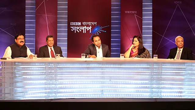 প্যানেল সদস্য বাঁ থেকে: নৌ পরিবহন মন্ত্রী শাজাহান খান, সাবেক রাষ্ট্রদূত ও সচিব হুমায়ুন কবির, অনুষ্ঠান সঞ্চালক আকবর হোসেন, বাংলাদেশ উইমেন চেম্বার অব কমার্স এন্ড ইন্ডাস্ট্রির সভাপতি সঙ্গীতা আহমেদ এবং বিএনপির জাতীয় স্থায়ী কমিটির সদস্য আসম হান্নান শাহ।