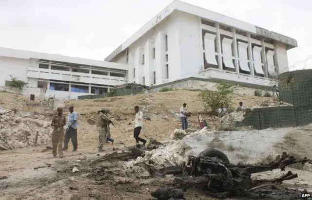 نیروهای انتظامی در مقابل پارلمان، به تیراندازی مهاجمان پاسخ می دهند