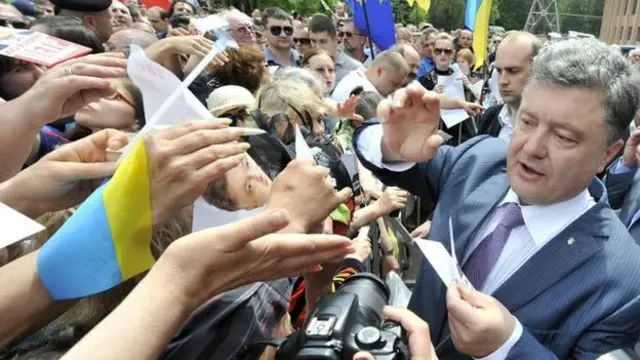 ان انتخابات میں کنفکشنری کے بڑے تاجر پیٹرو پروشینکو کے لیے جیت کی پیش گوئی کی جا رہی ہے