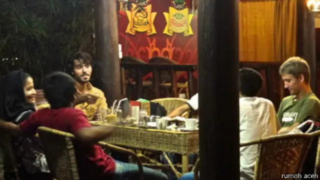 Pembicaraan di warung kopi di berbagai sudut Banda Aceh tidak lagi berkutat soal tsunami.