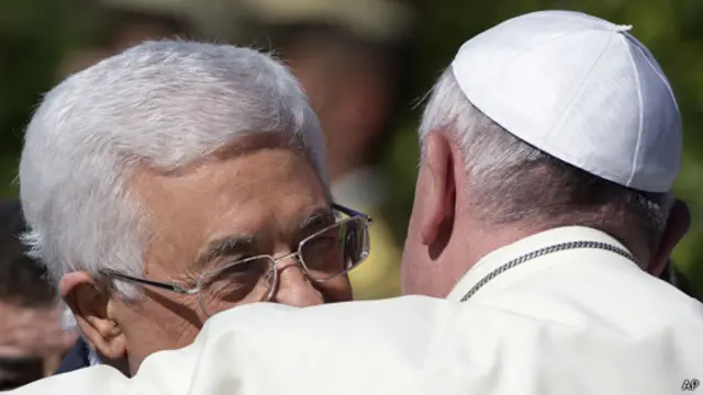 التقى البابا الرئيس الفلسطيني محمود عباس لدى وصوله بيت لحم