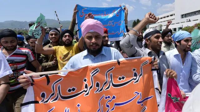 प्रदर्शनकारी रास्ते के अवरोधों और गेट नंबर एक को तोड़ते हुए संसद भवन के अहाते में दाखिल हुए. इस दौरान पुलिस ने प्रदर्शनकारियों को कई बार रोकने की कोशिश की, जिसमें उसे कामयाबी नहीं मिली.