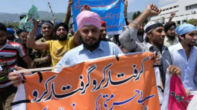 سکھ برادری نے مختلف موقعوں پر تشدد کے واقعات کے خلاف احتجاجی مظاہرے کیے تھے اور انھوں نے حکومت سے تحفظ کا مطالبہ کیا تھا