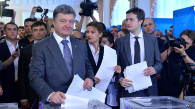 Петр Порошенко голосует вместе с женой и сыном