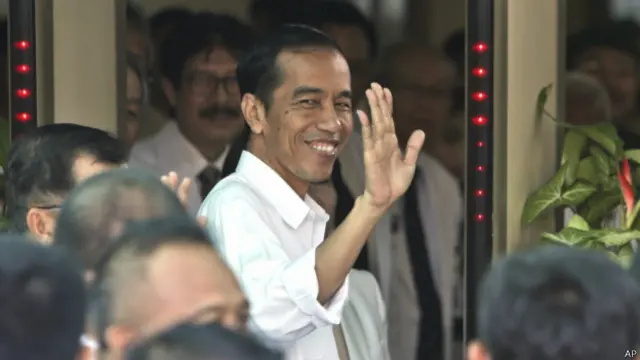 Kandidat capres Jokowi menyayangkan kampanye hitam tentang latar agamanya.