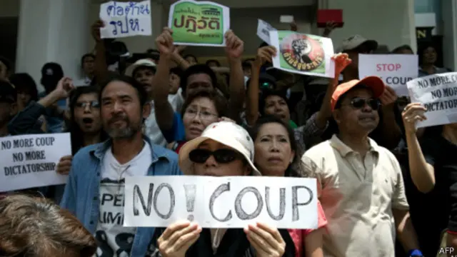 හමුදා පාලනයට විරෝධය පළ කරන කුඩා කණ්ඩායම් තෙවන දිනයෙත් අගනුවර උද්ඝෝෂණයේ