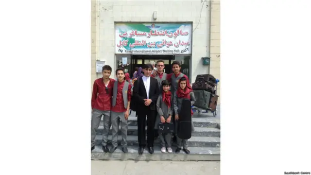 د افغانستان موسیقۍ انستیتوت زده کوونکي له خپل مدیر سره د لس ورځني سفر لپاره لندن ته راغلي وو. دلته یې د کابل په هوايي ډګر کې وينئ. 