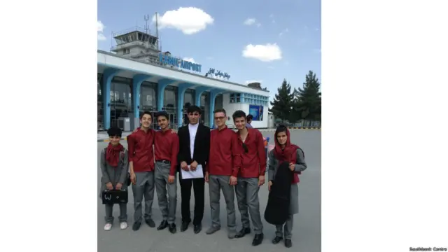 دوی د برېټش کونسل لخوا را بلل شوي و چې په لندن کې خپل نور همزولي وويني او کنسرت اجرا کړي. 