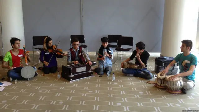 دلته ایرج خراساني، مدینه بې ګورده، تحمینه عثماني، مطیع الله قاضي زاده، وحید الله امیري، او احمد صمیم ظفر له کنسرت وړاندې تمرین کوي. 