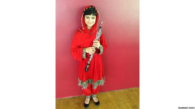 ۱۱ کلنه مدینه د افغانستان د فراه ولایت ده. دا لومړنۍ نجلۍ ده چې سرنۍ غږوي. مدینه وړاندې عمان ته هم د یوه کنسرت اجرا کولو لپاره تللې وه. 