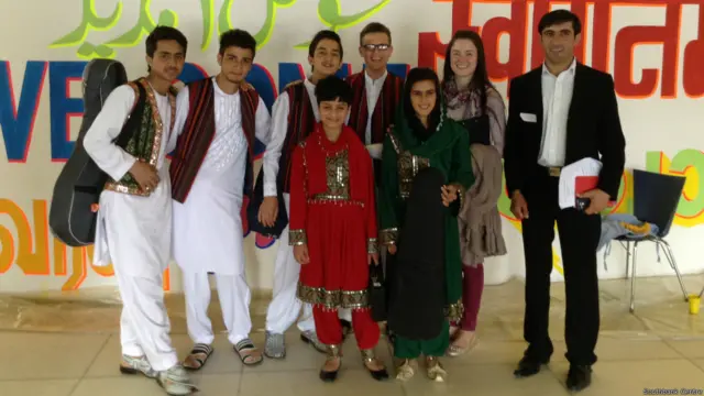 د افغانستان د موسیقۍ انستیتوت دغو زده کوونکو د لندن په سوت بنک سنټر کې کنسرت اجرا کړ. دلته یې د همدې مرکز په وره کې وینئ. 