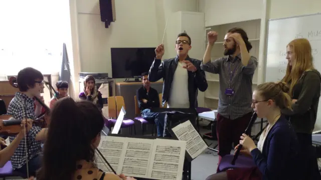 د دوی د سفر یوه موخه دا وه چې افغان ماشومان په لندن کې نورو همزولو او موسقي زده کوونکو سره وويني، هغوی ته خپله موسیقي وښيي او ترې زده یې کړي. 