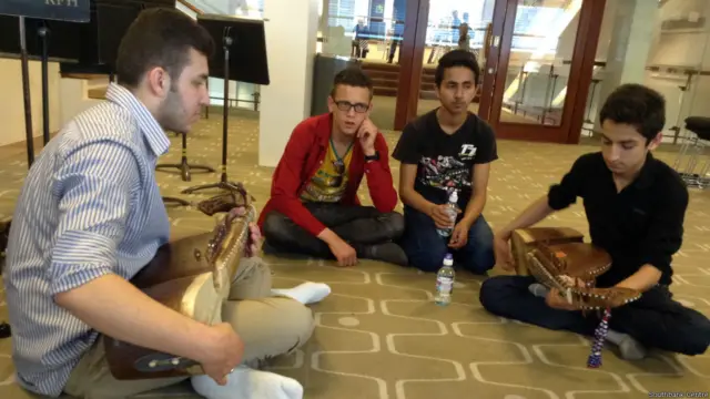 افغان موسیقي ډلې له نورو بهرنیو ښوونکو سره هم تمرین وکړ. 