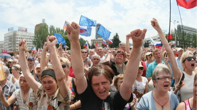 
د اوکراین د خوږو کاروبار یوه ستر پانګوال پیترو پوروشینکو د دغه هېواد د ولسمشریزو ټاکنو په لومړي پړاو کې د بریالیتوب ادعا کړې.
