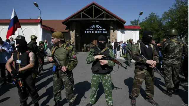 د دغه هېواد پخوانی لومړی وزیر ویکټریانوکوویچ چې د خپلو روسیي پلوه پالیسیو له امله د خلکو له پراخو لاریونونو سره مخامخ شو په پایله کې یې له خپلې دندې استعفا ورکړه.