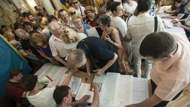 پیټرو پروشینکو د اوکراین یو پیژندل شوی سوداګر او کاروباري سړی دی، نوموړی په ( چاکلیټ باچا ) هم مشهور دی.