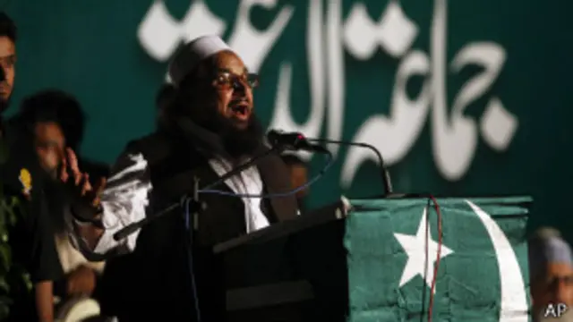 جماعت الدعوۃ کے رہنما حافظ سعید کو بھی امریکہ دہشت گرد قرار دے چکا ہے اور انھیں پكڑوانے کے لیے ایک کروڑ ڈالر کا انعام بھی رکھا گیا ہے لیکن وہ پاکستان میں کھلے عام گھومتے ہیں اور جلسے جلوس نکالتے ہیں