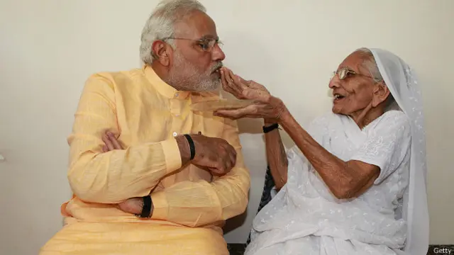 अपनी माँ के साथ नरेंद्र मोदी