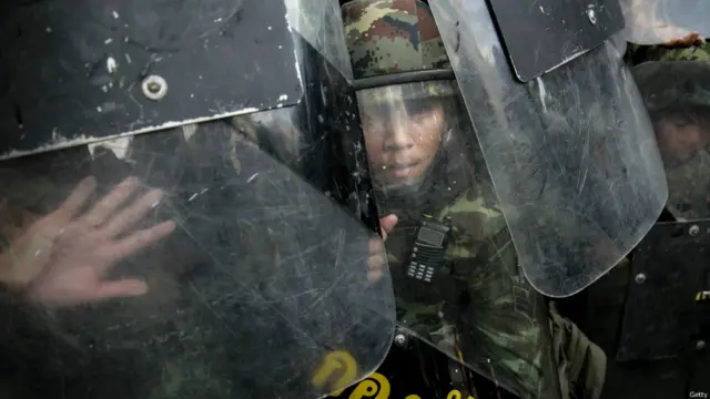 Militer dengan tameng pelindung