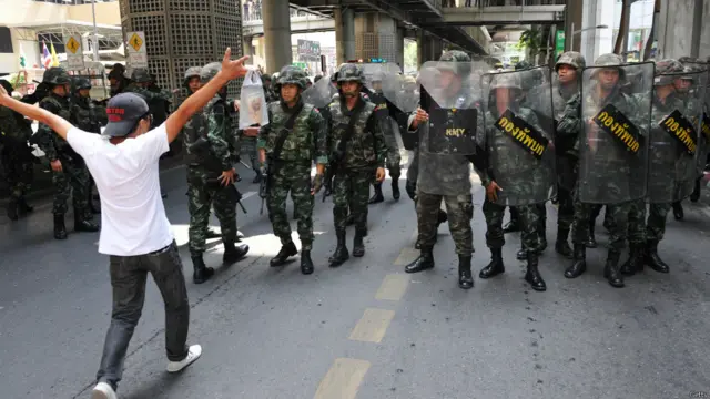 Tentara dan pengunjuk rasa