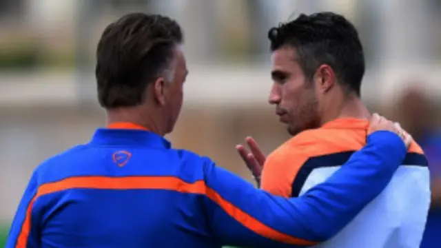 C'était bien parti pour Man U, quand Van Persie a mis à profit, à la 13e minute, sa 1ère titularisation par van Gaal. 