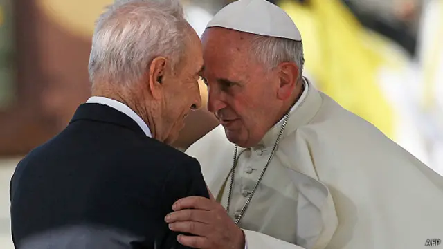 كان الرئيس الإسرائيلي شيمون بيريز في استقبال البابا لدى وصوله تل ابيب
