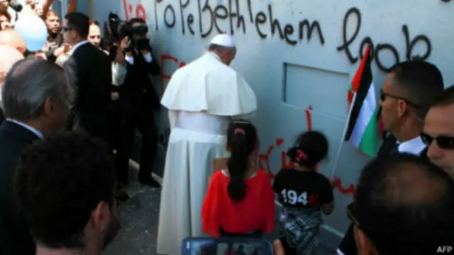 پاپ در کنار دیوار حائل دعا می خواند