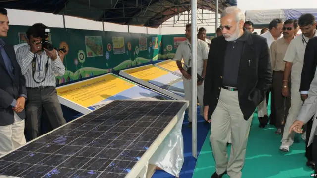 گجرات میں وہ ایک دہائی سے زیادہ عرصے تک وزیرِ اعلی رہ چکے ہیں۔ اپنے دور میں انہوں نے اس ریاست کی اقتصادی بہتری کے لیے بہت کام کیا۔ 