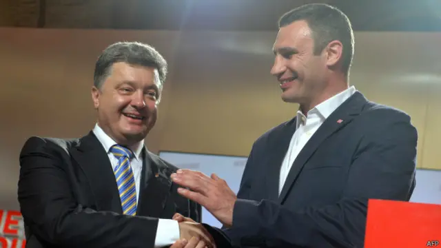 Ông Poroshenko (trái) xuất hiện trên sân khấu cùng đồng minh Klitschko