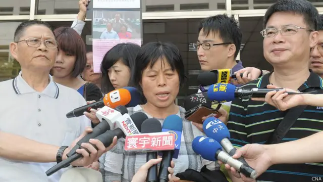 洪仲丘母親胡素真（中）在台北台湾高等法院大楼外接受采访（台湾中央社图片26/5/2014）