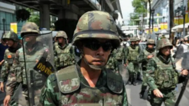 فوج کا کہنا ہے کہ اس نے مہینوں سے جاری کشیدگی اور حکومت مخالف احتجاج کو ختم کرنے کے لیے منتخب حکومت کو برطرف کیا ہے