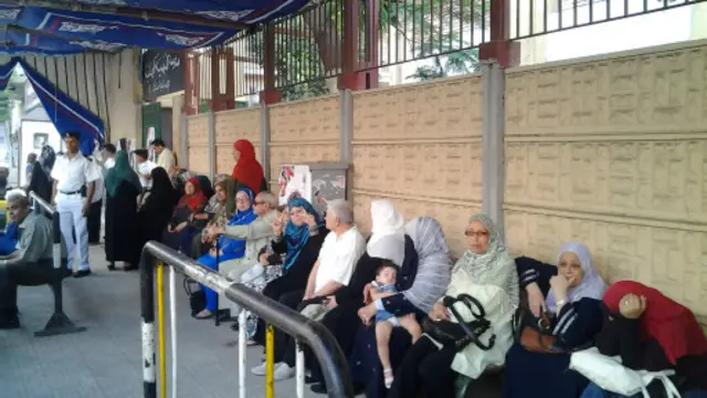 پولنگ دو دنوں تک جاری رہے گي تاہم پولنگ سٹیشنوں پر ابھی سے قطاریں نظر آ رہی ہیں