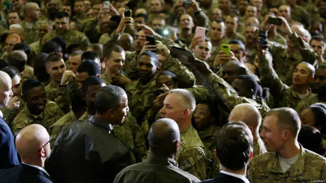 اوباما په بګرام کې له امریکاي سرتېرو سره ولیدل او ویې ویل، چې امریکا ته د خدمت کونکو سرتېرو مننې لپاره راغلی.