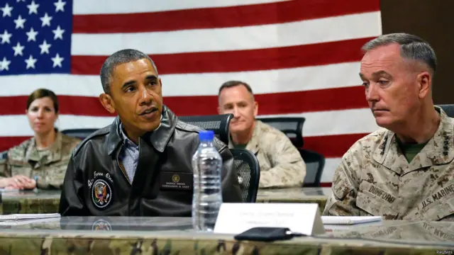 دغه سفر په داسې حال کې تر سره کېږي چې افغان چارواکو د تیلفوني خبرو د اورېدو په اړه سخت غبرګون ښودلی او امریکا یې د افغانستان د ملي واکمنی په سرغړونې تورنه کړې ده.