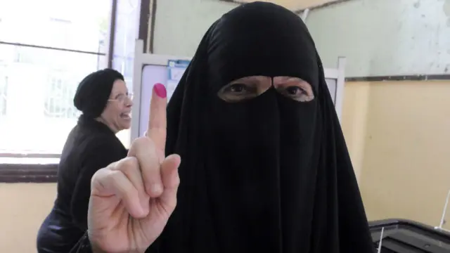 جماعة الإخوان المسلمين تقاطع الانتخابات، أما حزب النور السلفي فيشارك فيها مؤيدا عبد الفتاح السيسي.