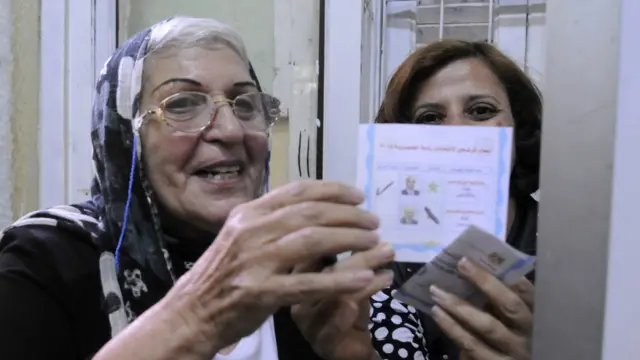 يتوقع كثير من المراقبين مشاركة كبيرة للنساء في تلك الانتخابات.