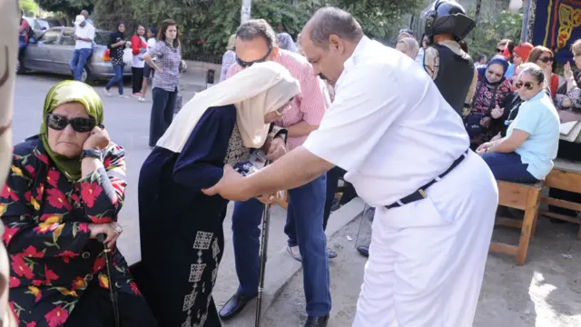 يوجد أكثر من 13000 لجنة عامة للانتخابات على مستوى البلاد.